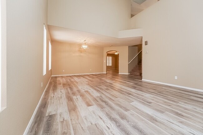 Building Photo - Spacious home with high ceilings!  Availab...