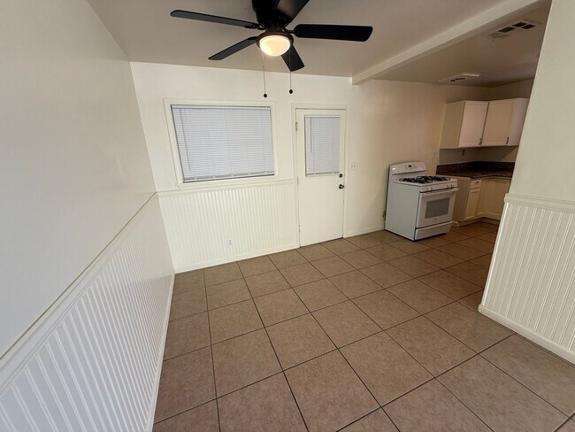 Foto del edificio - 4 Bedrooms, 2 Baths, Victorville Home in T...
