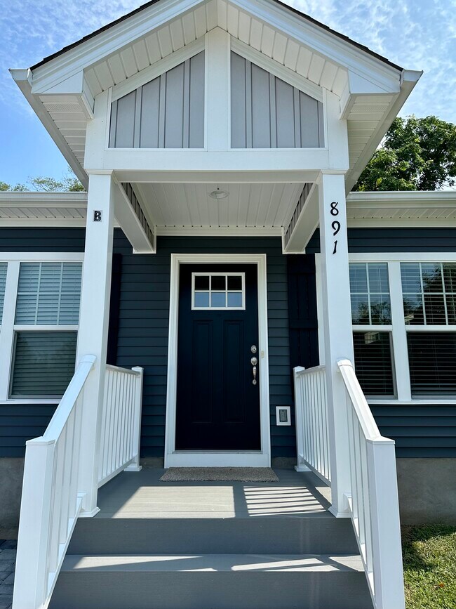 Covered, lighted front entry - 891 Old Vinton Mill Rd NE Unit B