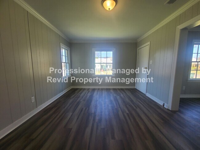 Building Photo - Newly Renovated 2 Bedroom!
