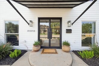 Building Photo - 4148 Bissonnet St