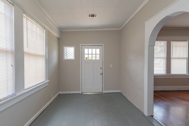 Foto del edificio - $1500 - 3 bed/1 bath house in Central Aven...