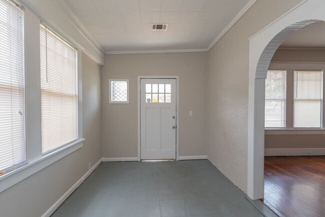 Building Photo - One Month's Free Rent! 3 bed/1 bath house ...