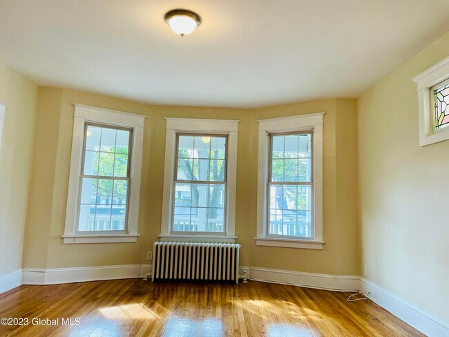 Foto del edificio - 44 Harris Ave