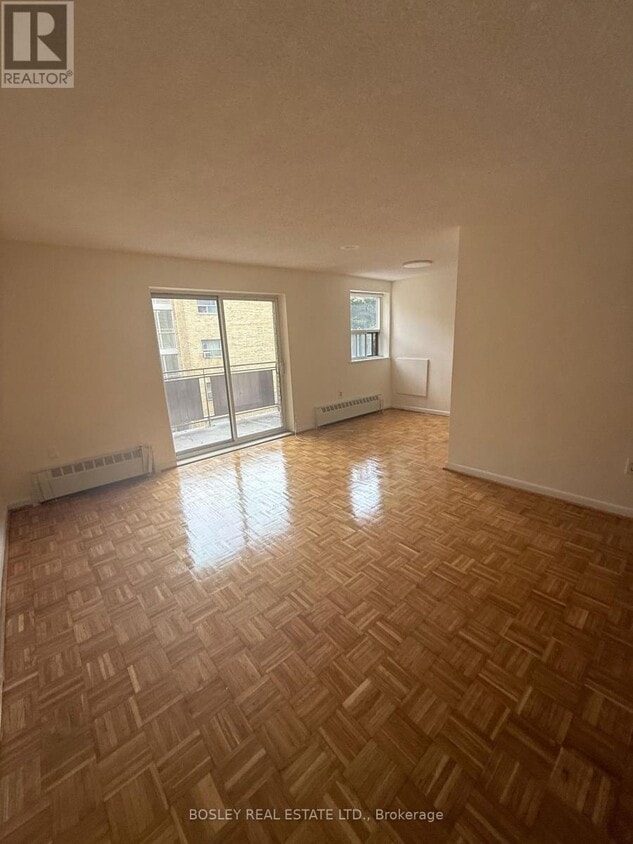Photo principale - 972 Eglinton Ave E