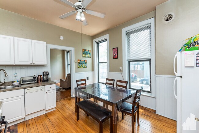 Foto del edificio - 1102 N Marshfield Ave