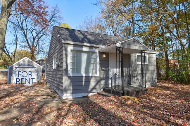 Building Photo - 2429 Lincoln Manor Dr