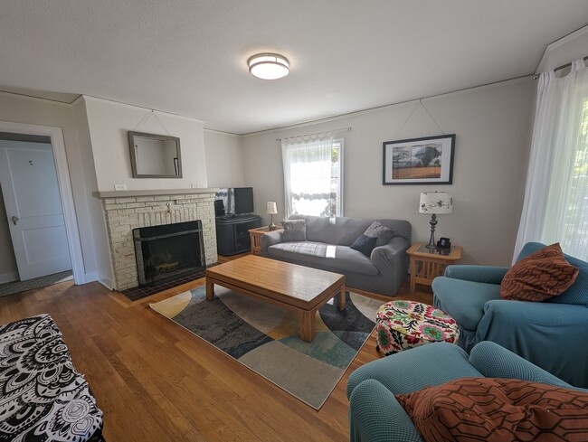 living room - 1544 Southeast Tolman Street