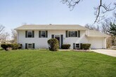Foto principal - 3 Bedroom Home With Spacious Fenced Yard i...