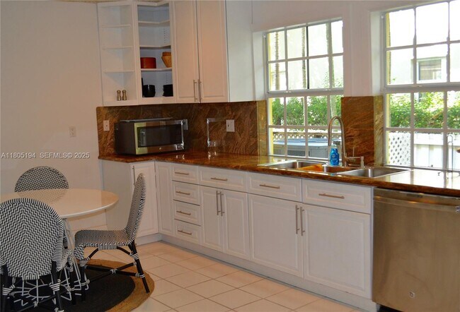 Building Photo - 710 S Mashta Dr