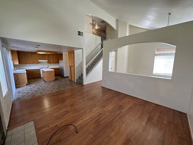 Building Photo - 3 Bedroom, 2.5 Bath Tracy Home