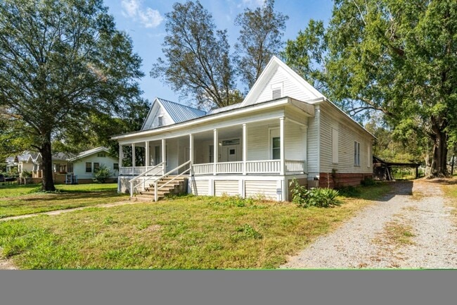 Building Photo - Talladega Beauty! Renovated 4BR/2BA with Huge Covered Porch