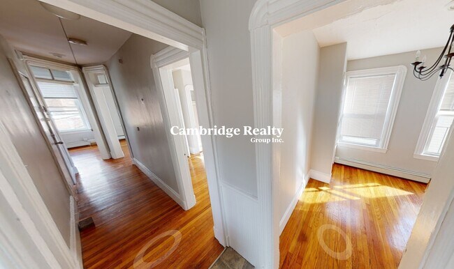 Building Photo - 562 Green St