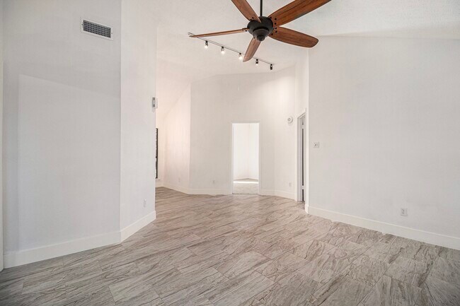 Foto del edificio - 1019 W Brompton Dr