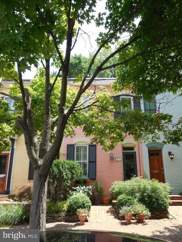 Primary Photo - 325 N Royal St