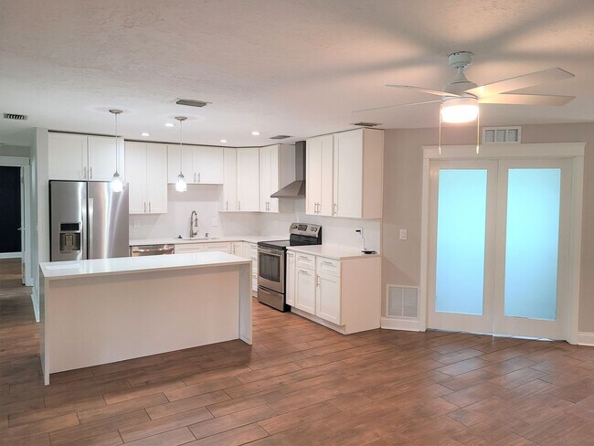 Foto del edificio - 3 bedroom home for Annual Rent