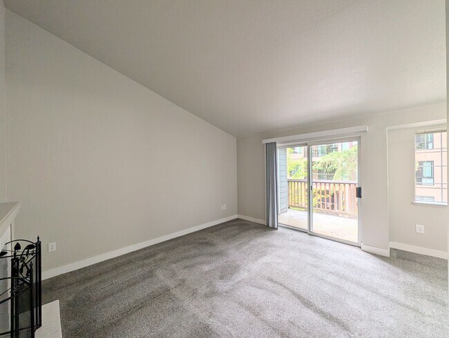 Building Photo - 15433 Country Club Dr