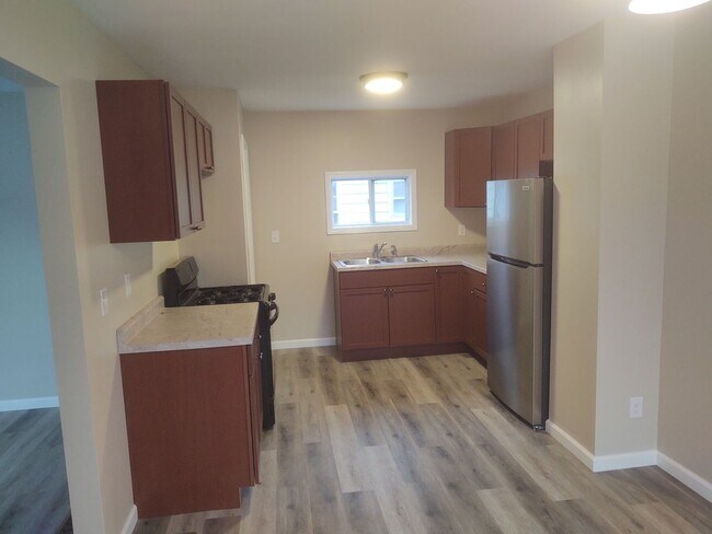 Building Photo - 2 bedroom 1 bathroom unit
