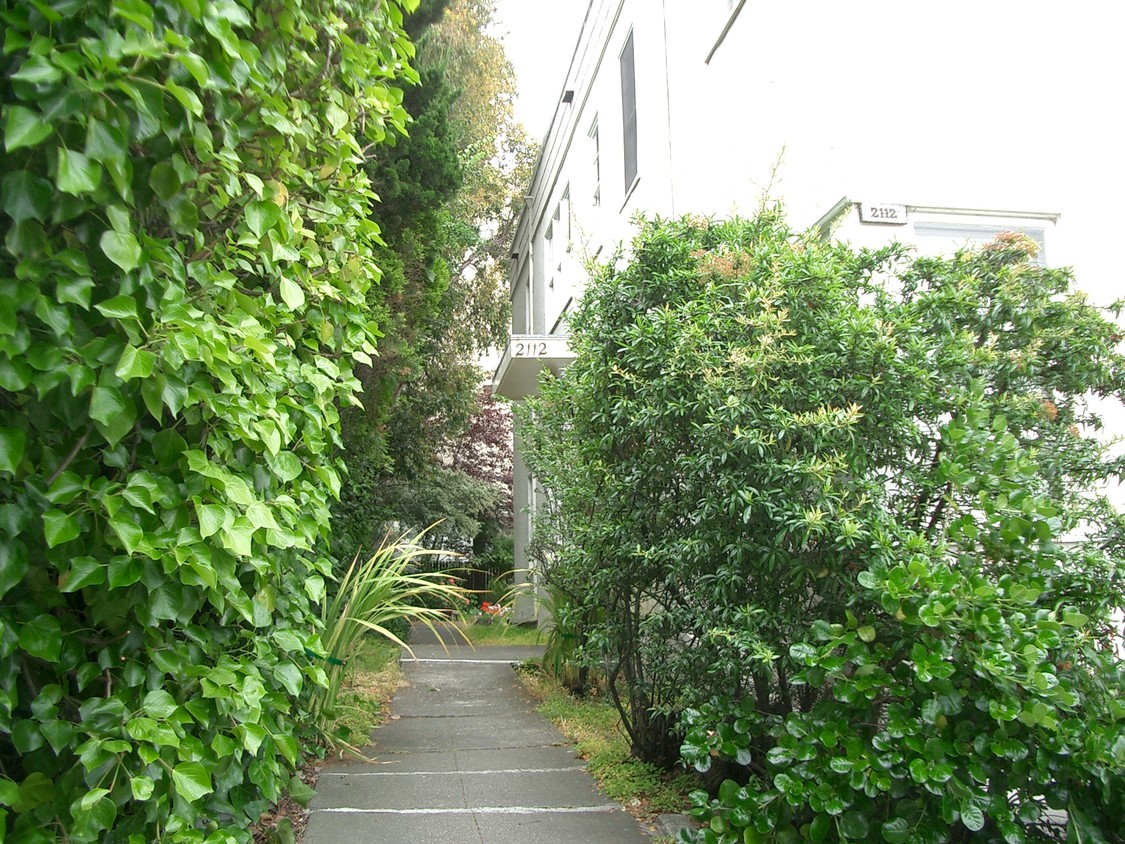 Entrada - 2112 Virginia St