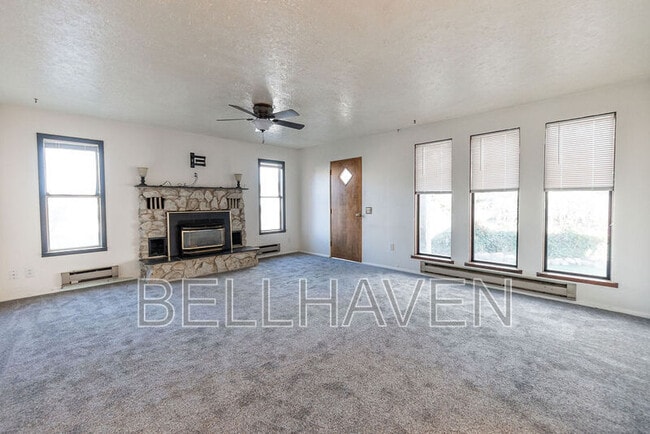 Building Photo - 213 W 37th St