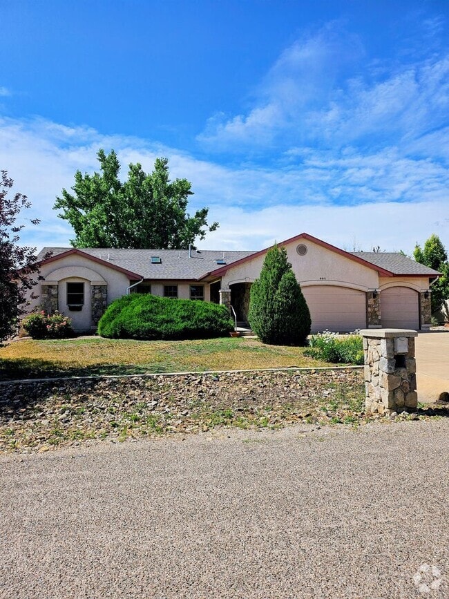 Building Photo - 447 W Fairway Dr