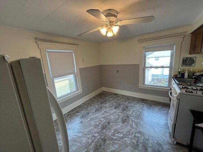 Kitchen Picture 2/2 - 215 E Cliff St