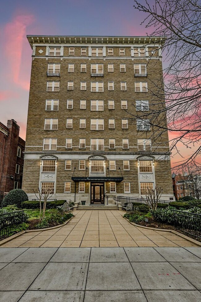 Building Photo - Luxury Two Bedroom near DuPont + Parking