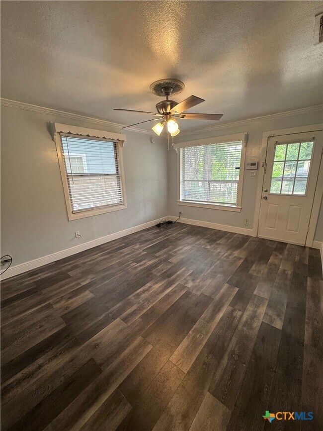 Foto del edificio - 1705 Holly St