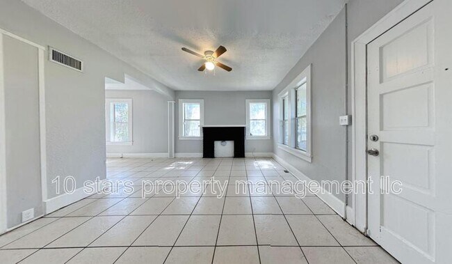 Building Photo - 957 10th Ave S