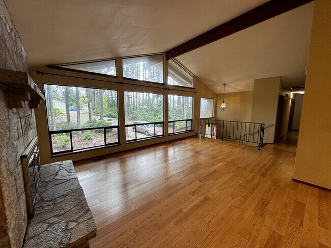 Foto del edificio - Silverdale Split-Level Home with Bonus Are...