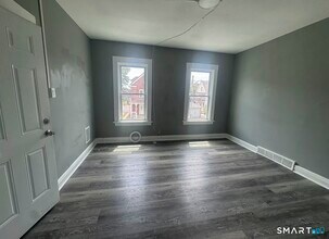 Building Photo - 473 Putnam St