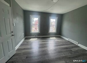 Building Photo - 473 Putnam St