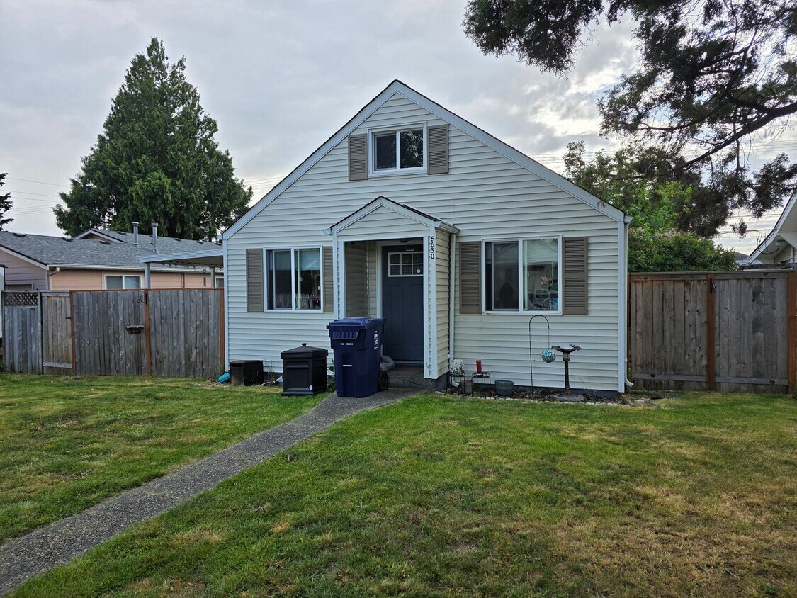 Foto principal - Comfortable Tacoma Craftsman Home!