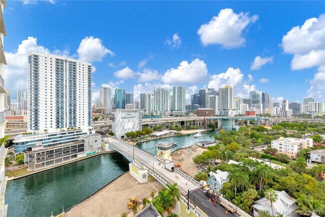 Foto del edificio - 10 SW South River Dr