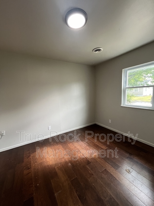 Building Photo - 1021 Hillside Dr
