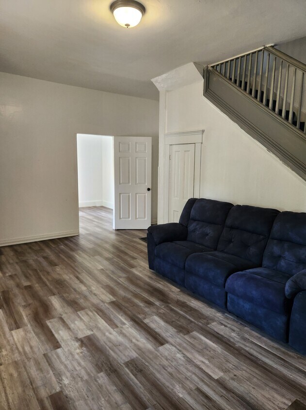 Foto principal - 208 E 8th St