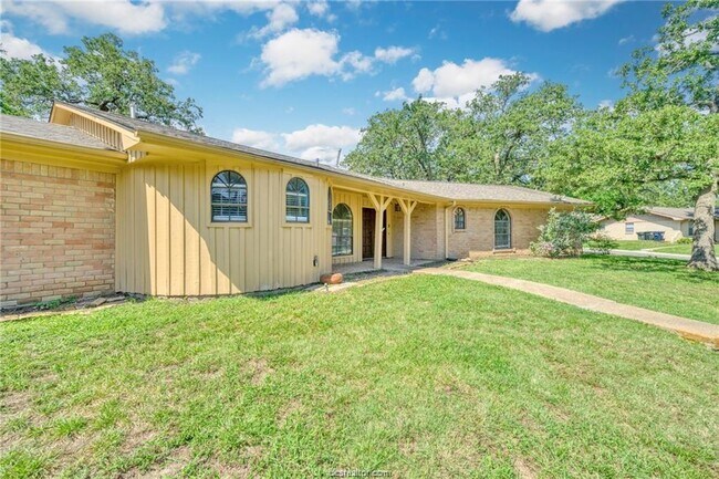 Foto del edificio - 1400 Merry Oaks Dr
