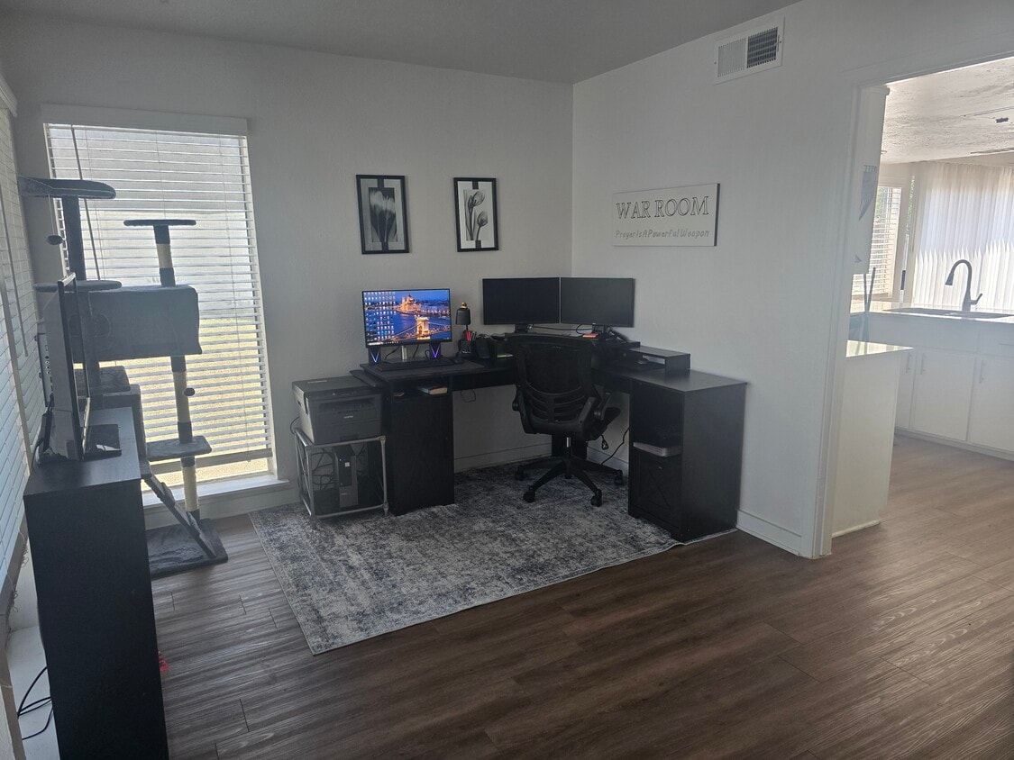 Foto principal - 210 Trellis Pl