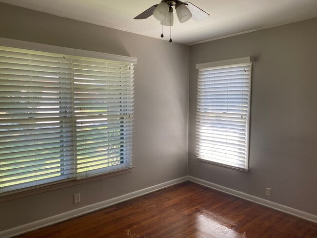 Building Photo - Beautiful 3/2 in Quiet West Sherman Neighb...