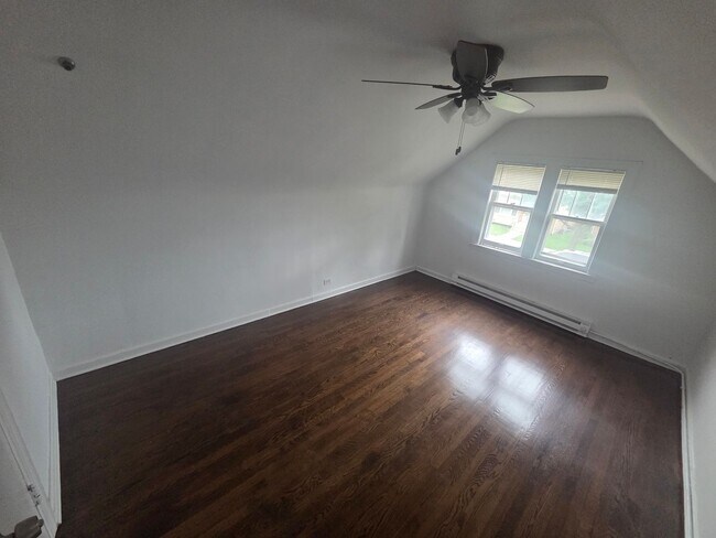 Foto del edificio - 6204 S McVicker Ave