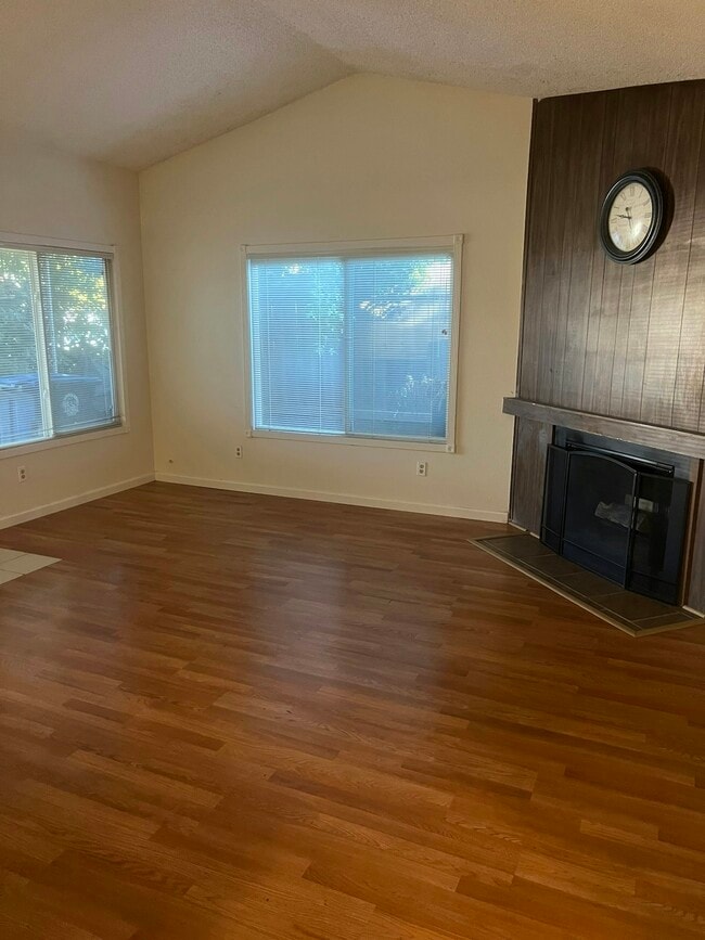 Building Photo - 3437 Viking Dr