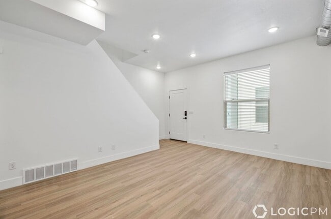 Foto del edificio - Stunning Mid-Row Townhome Near Downtown SLC!