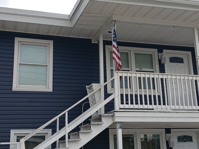 Building Photo - ONE MONTH FREE with eighteen-month lease.Walk to the Beach! Two Bedroom Condo! Available Now!