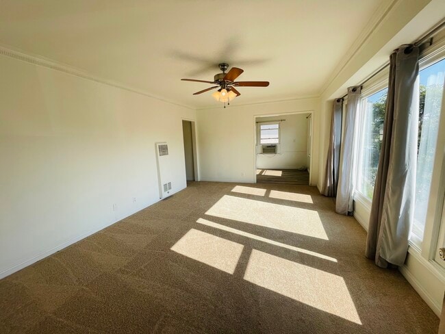 Building Photo - 5761 San Vicente Blvd