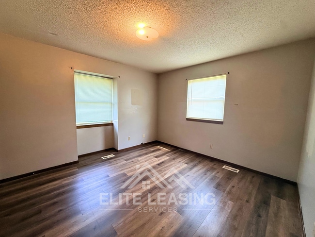 Building Photo - 2 Bed Duplex with Finished Basement & Large Backyard