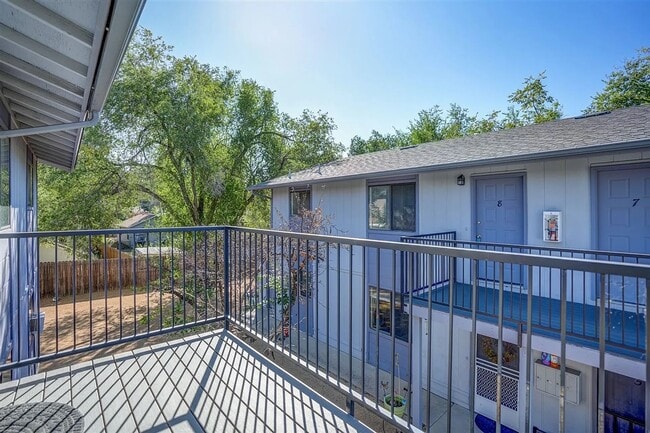 Building Photo - 555 Dameron Dr