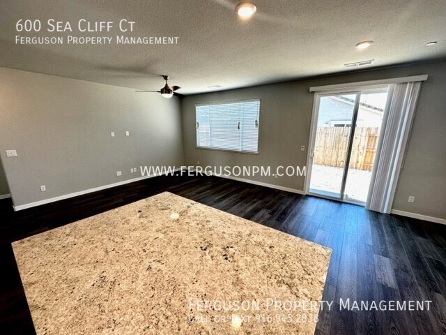 Foto del edificio - Brand New Three Bedroom Solar Home in West...