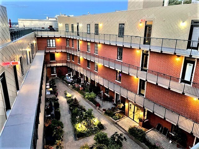 Building Photo - 281 Rue Saint-Paul