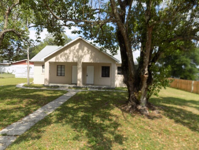 Building Photo - Affordable 1/1 in Zephyrhills