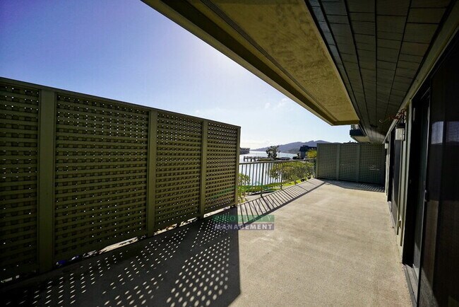 Foto del edificio - 16 Greenwood Bay Dr